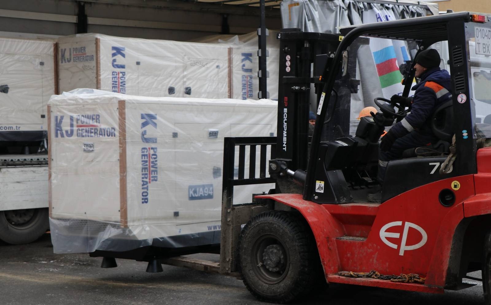 Азербайджан передал Украине очередную партию энергетического оборудования
