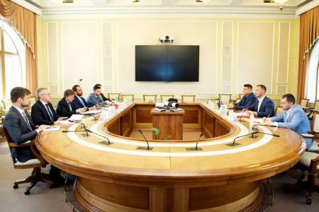 Заступник міністра енергетики України з питань європейської інтеграції Ярослав Демченков провів зустріч з Надзвичайним та Повноважним Послом Італії в Україні П’єром Франческо Дзадзо і президентом Загальної конфедерації італійської промисловості Конфіндустріа Карло Бономі.
