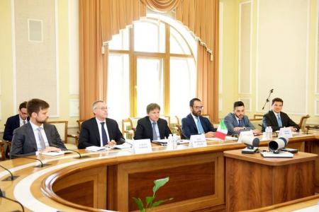 Заступник міністра енергетики України з питань європейської інтеграції Ярослав Демченков провів зустріч з Надзвичайним та Повноважним Послом Італії в Україні П’єром Франческо Дзадзо і президентом Загальної конфедерації італійської промисловості Конфіндустріа Карло Бономі.