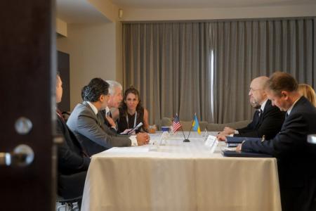Денис Шмигаль обговорив з Міністром енергетики США Крісом Райтом  залучення додаткового фінансування на відновлення української енергетики