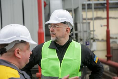 Денис Шмигаль відзначив енергетиків за аварійно-відновлювальні роботи після російських атак