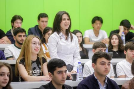 Денис Шмигаль розповів азербайджанським студентам про досвід України у забезпеченні енергетичної стійкості