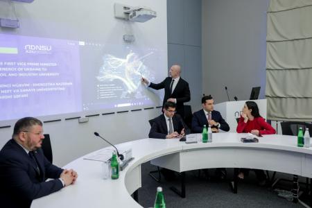 Денис Шмигаль розповів азербайджанським студентам про досвід України у забезпеченні енергетичної стійкості