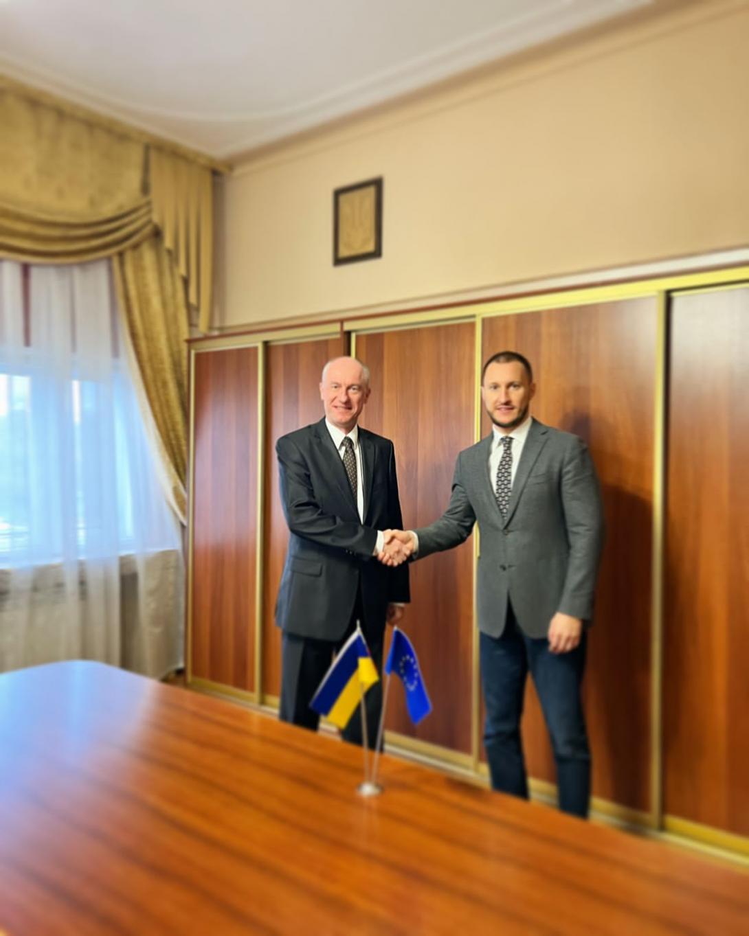 Заступник міністра енергетики України з питань європейської інтеграції Ярослав Демченком  з Міністром економіки Словаччини Карелом Хірманом