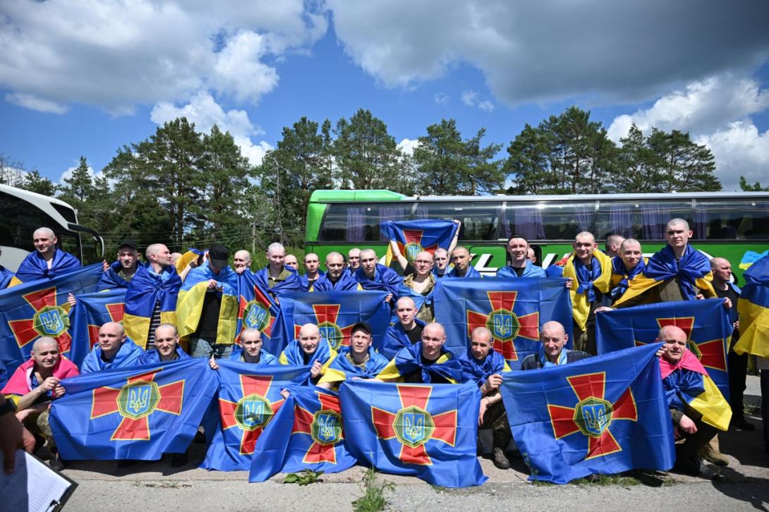 Цього тижня двоє наших енергетиків повернулися додому з російського полону